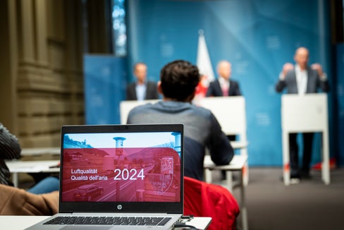 Die Messdaten 2024 und die Maßnahmen des Landes standen im Mittelpunkt der Pressekonferenz zur Luftqualität in Südtirol mit Landesrat Peter Brunner in Bozen. (Foto: LPA/Fabio Brucculeri)