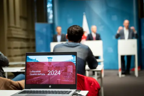 Die Messdaten 2024 und die Maßnahmen des Landes standen im Mittelpunkt der Pressekonferenz zur Luftqualität in Südtirol mit Landesrat Peter Brunner in Bozen. (Foto: LPA/Fabio Brucculeri)