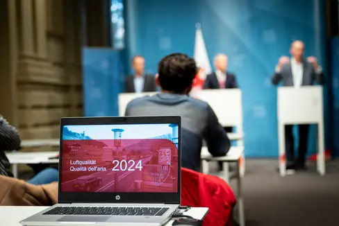 Die Messdaten 2024 und die Maßnahmen des Landes standen im Mittelpunkt der Pressekonferenz zur Luftqualität in Südtirol mit Landesrat Peter Brunner in Bozen. (Foto: LPA/Fabio Brucculeri)