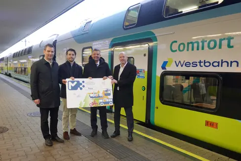Mobilitätsressortchef Martin Vallazza, Westbahn-Geschäftsführer Marco Ramsbacher, Mobilitätslandesrat Daniel Alfreider, und Westbahn-Geschäftsführer Thomas Posch beim Treffen in Wien zu direkten Bahnverbindungen zwischen Südtirol und Österreich und dem Südtirolmobil-Pass-Preisnachlass bei der Westbahn. (Foto: LPA/Ingo Dejaco)