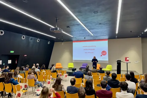 A dicembre, presso il NOI Techpark di Bolzano, si è tenuto il primo incontro di networking dedicato ai beneficiari delle borse di studio. (Foto: Ufficio per il diritto allo studio universitario/Marieke Volgger)
