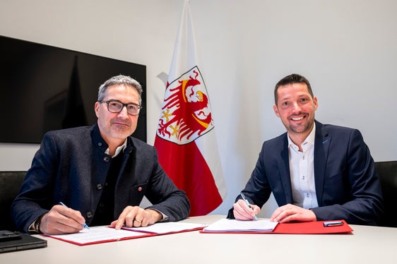 Landeshauptmann Arno Kompatscher (links) und der Präsident des Rates der Gemeinden, Dominik Oberstaller, unterzeichneten am 22. Dezember das Abkommen über die Gemeindefinanzierung 2026. (Foto: LPA/Fabio Brucculeri)