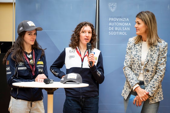 Blicken mit Vorfreude auf die Olympischen Winterspiele 2026 (von links): die Grödner Skispringerinnen Lara und Jessica Malsiner (im Bild mit LPA-Direktorin Claudia Messner, die die Vorstellung des Sportjahrbuches 2024 moderierte). (Foto: LPA/Fabio Brucculeri)