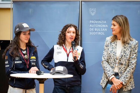 Guardano con entusiasmo ai Giochi Olimpici Invernali del 2026: le saltatrici con gli sci della Val Gardena Lara e Jessica Malsiner (nella foto con la direttrice dell'Ufficio stampa e comunicazione Claudia Messner, che ha moderato la presentazione dell'annuario sportivo 2024). (Foto: USP/Fabio Brucculeri)