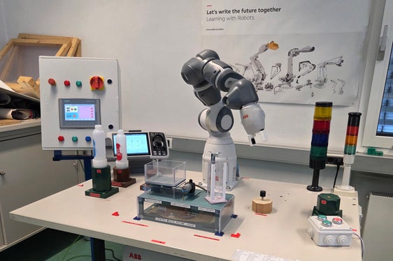 Il team di lavoro del Mattei partecipa alla competizione con una macchina automatica robotizzata ABB dotata di PLC Siemens, frutto di un intenso lavoro laboratoriale e di progettazione tecnica. (Foto: Scuola Professionale Mattei Bressanone)