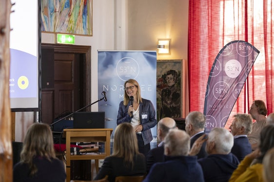 Elisabeth Berger, Koordination Dolomiten Unesco Welterbe in der Landesabteilung Natur, Landschaft und Raumentwicklung, berichtete in Dangast in Niedersachsen von den Herausforderungen im Weltnaturerbe Dolomiten. (Foto: Tourismus-Agentur Nordsee GmbH)