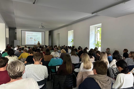 An die 100 Lehrerinnen und Lehrer für das Fach Geographie in Bozen nahmen an der Vorstellung des dritten Bandes der Reihe Diercke Geographie für Südtiroler Mittelschulen im Rahmen einer Fortbildungsveranstaltung der Pädagogischen Abteilung der Deutschen Bildungsdirektion am 9. Oktober im Landhaus 11 in Bozen teil. (Foto: LPA)