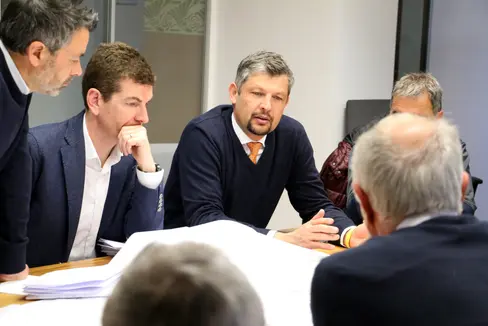 Joachim Dejaco, Massimiliano Valle e l'assessore provinciale alla mobilità Daniel Alfreider hanno sottolineato l'importanza del progetto per la mobilità ferroviaria in Alto Adige, durante i colloqui con i rappresentanti dei Comuni e dell'Unione Agricoltori (Foto: ASP/Ingo Dejaco)