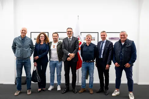Hanno discusso delle richieste delle scuole di sci altoatesine (da sinistra): Günther Mayr, membro del consiglio direttivo dell’Associazione delle scuole di sci altoatesine, Elisa Montali, direttrice dell'Area funzionale Turismo, Leo Zambon, membro del consiglio direttivo, il presidente della Provincia Arno Kompatscher, il presidente dell’Associazione Flavio Prinoth, l’assessore provinciale al Turismo Luis Walcher e il vicepresidente dell’associazione Roland Antholzer. (Foto: USP/Fabio Brucculeri)