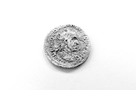 Nuovo ritrovamento a Egna: una delle cinque monete rinvenute, una moneta d'argento dell'imperatore romano Decio (249-251 d.C.). (Foto: USP/Ufficio Beni archeologici della Soprintendenza provinciale ai Beni culturali)