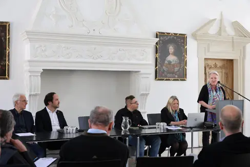 La soprintendente ai beni culturali Karin Dalla Torre ha illustrato l'importanza storica, architettonica e artistica degli insediamenti altoatesini. (Foto: USP/Clara Masiero)