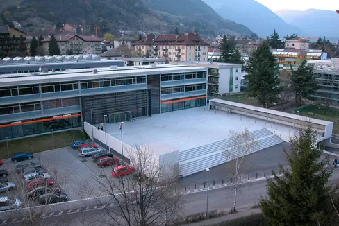 Die Landesberufsschule für Handel, Handwerk und Industrie Christian Josef Tschuggmall in Brixen ist einer der vier Berufsschulen, die sich ab 1. September 2023 als Berufsbildungszentrum bezeichnen. (Foto: LPA)