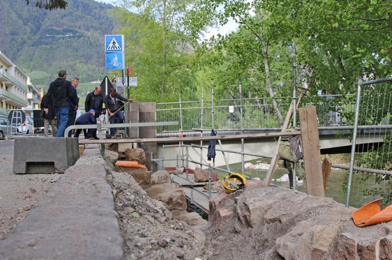 I lavori andranno a garantire maggiore spazio per favorire la progettazione della superficie lungo via Alessandro Manzoni, dove il Comune di Merano intende realizzare in autunno una pista ciclabile e pedonale. (Foto: Comune di Merano)