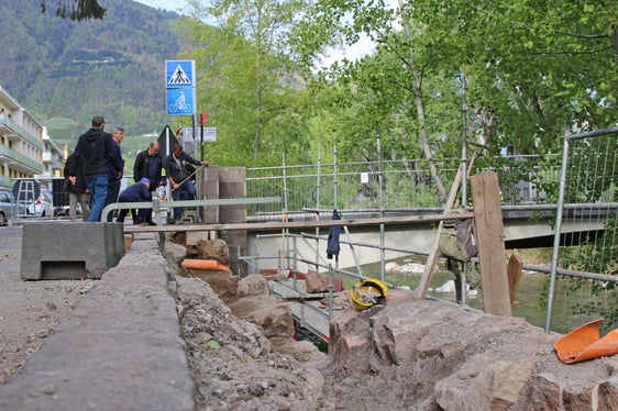 I lavori andranno a garantire maggiore spazio per favorire la progettazione della superficie lungo via Alessandro Manzoni, dove il Comune di Merano intende realizzare in autunno una pista ciclabile e pedonale. (Foto: Comune di Merano)
