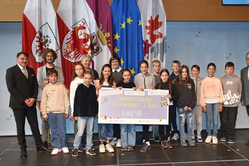 Die 5. Klasse der Grundschule Josef Ladurner in Rabland wurde beim Wettbewerb Euregio macht Schule in der Kategorie 1 (Grundschule) ausgezeichnet. (Foto: Land Tirol/Dorfmann)