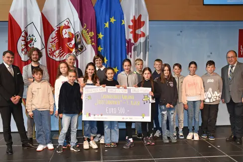 Die 5. Klasse der Grundschule Josef Ladurner in Rabland wurde beim Wettbewerb Euregio macht Schule in der Kategorie 1 (Grundschule) ausgezeichnet. (Foto: Land Tirol/Dorfmann)