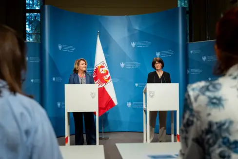 L'assessora provinciale Rosmarie Pamer (a sinistra) e Petra Götsch (Ufficio Valutazione della non autosufficienza) presentano in conferenza stampa il pacchetto di misure relative alla valutazione della non autosufficienza. (Foto: USP/Fabio Brucculeri)
