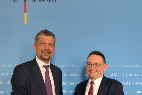 Mobilitätslandesrat Daniel Alfreider (links) gemeinsam mit dem Staatssekretär des Verkehrsministeriums Berlin Ulrich Lange. (Foto: LPA/Ingo Dejaco)