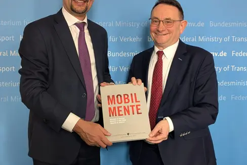 L'assessore provinciale Daniel Alfreider (a sinistra) con il segretario di Stato ai Trasporti della Repubblica federale tedesca Ulrich Lange. (Foto: USP/Ingo Dejaco