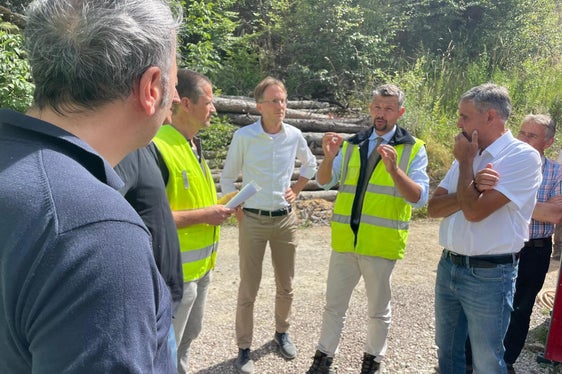 Beim Lokalaugenschein: (v.l.) Direktor der Landesabteilung Tiefbau, Umberto Simone, Verfahrensverantwortlicher Augustin Hueber, STRABAG-Direktor Andrea Marzi, Landesrat Daniel Alfreider und Bürgermeister St. Pankraz Thomas Holzner (Foto: LPA/G.News)