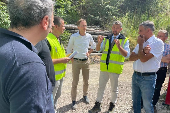 Sopralluogo: (da sinistra) il direttore della Ripartizione Infrastrutture, Umberto Simone, il responsabile del progetto, Augustin Hueber, il direttore di STRABAG Andrea Marzi, l'assessore provinciale, Daniel Alfreider, e il sindaco di San Pancrazio, Thomas Holzner (Foto: ASP/G.News)