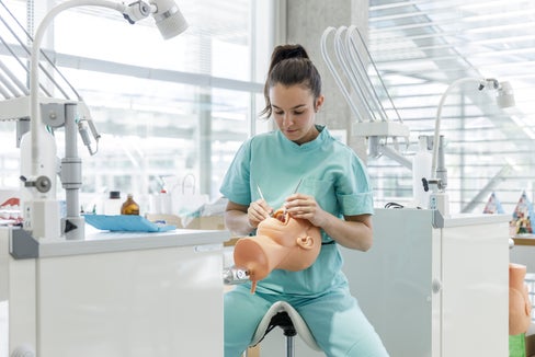 Der zweisprachige Studiengang Dentalhygiene am universitären Ausbildungszentrum für Gesundheitsberufe Claudiana in Bozen verbindet die Theorie mit Praxis. Alle 20 verfügbaren Studienplätze sind im Herbst 2026 besetzt. (Foto: LPA/Tiberio Sorvillo)