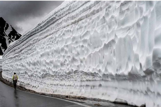 Ein Bild aus dem neuen Kalender: die Schneemassen längs der Timmelsjochstraße (Foto: Euregio/Alessandro Zaccaria)