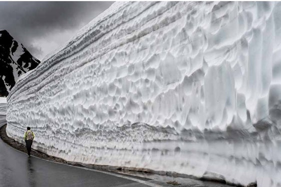 Ein Bild aus dem neuen Kalender: die Schneemassen längs der Timmelsjochstraße (Foto: Euregio/Alessandro Zaccaria)