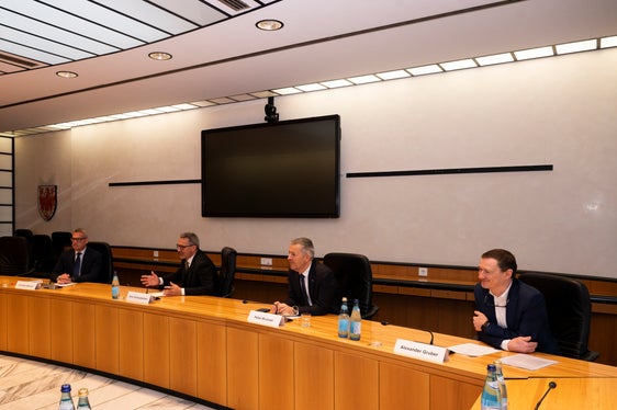 Landesrat Christian Bianchi (von links), Landeshauptmann Arno Kompatscher, Landesrat Peter Brunner und Alexander Gruber, Direktor des Ressorts für Umweltschutz, Natur- und Klimaschutz, Energie, Raumordnung und Sport der Autonomen Provinz Bozen, sprachen mit dem Minister Gilberto Pichetto Fratin. (Foto: LPA/Manuela Tessaro)