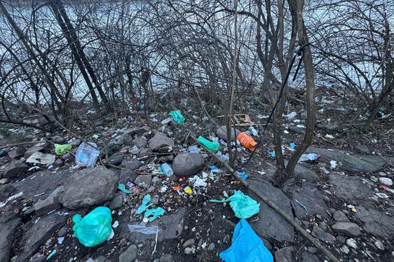 Vorher: Im Zuge der Uferpflegearbeiten galt es auch, widerrechtlich abgelagerten Müll entlang des Eisacks zu entsorgen. (Foto: LPA/Landesamt für Wildbach- und Lawinenverbauung in der Agentur für Bevölkerungsschutz)