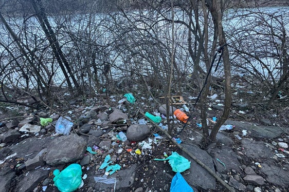 Prima: nel corso dei lavori di manutenzione, è stato necessario smaltire anche i rifiuti depositati lungo gli argini del fiume l'Isarco. (Foto: Ufficio Sistemazione bacini montani Sud)
