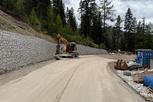 L'Ofize tecnich strades nord/ost confermëia che da en sabeda, ai 14 de jügn dl 2025 inant gnarál indô daurí en pert la strada por i auti. Le trafich gnará regolé te na direziun unica alternada a na moda che i laurs pois jí inant. (Foto: OSP/Departimënt Infrastrotöres y Mobilité)