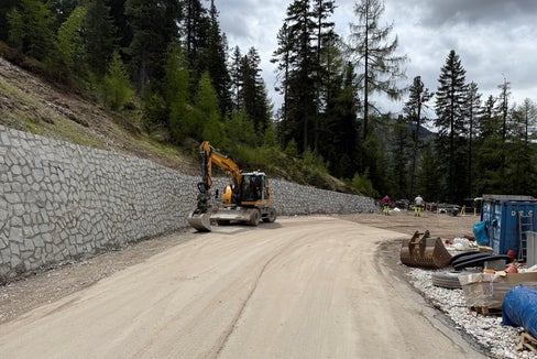 L'Ofize tecnich strades nord/ost confermëia che da en sabeda, ai 14 de jügn dl 2025 inant gnarál indô daurí en pert la strada por i auti. Le trafich gnará regolé te na direziun unica alternada a na moda che i laurs pois jí inant. (Foto: OSP/Departimënt Infrastrotöres y Mobilité)