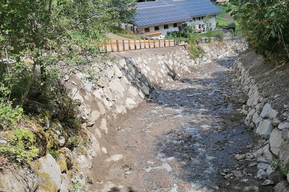 L'Ufficio sistemazione bacini montani Nord dell'Agenzia per la Protezione civile sta eseguendo lavori sul rio di Ceresara, a Racines, dopo i danni causati dal violento nubifragio del 5 giugno (Foto: ASP/Ufficio sistemazione bacini montani Nord)
