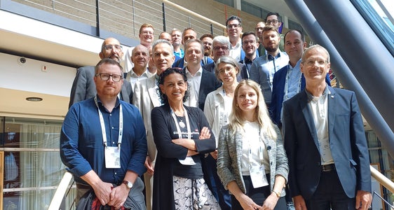 Gruppenfoto des EuregioLab 2024: 25 Fachleute (4 nicht im Bild) haben in Alpbach ein Thesenpapier zur KI in der Euregio erarbeitet. (Foto: Euregio)