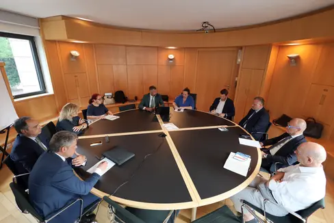 Bei der SASA-Gesellschafterversammlung: (im Uhrzeigersinn) der Landesrat für Infrastrukturen und Mobilität Daniel Alfreider, SASA-Präsidentin Astrid Kofler, Ressortdirektor Martin Vallazza, der Stadtrat von Leifers Paolo Zenorini, der Bürgermeister von Bozen Claudio Corrarati, der Vizebürgermeister von Meran Nerio Zaccaria, Thomas Pircher, Fabio Pedullà, Christine Gasser und Martha Florian Von Call. (Foto: SASA AG)