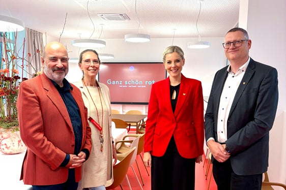 All’inaugurazione della nuova cucina didattica. Nella foto (da sinistra) il direttore delle Scuole professionali per l'economia domestica e agroalimentare di Aslago, Egna e Tesimo Martin Unterer, l’ex direttrice Gudrun Ladurner, la dirigente della scuola Martina Gögele e il direttore provinciale della Direzione Istruzione e Formazione in lingua tedesca Peter Prieth. (Foto: USP/Scuola professionale per l'economia domestica e agroalimentare di Aslago)