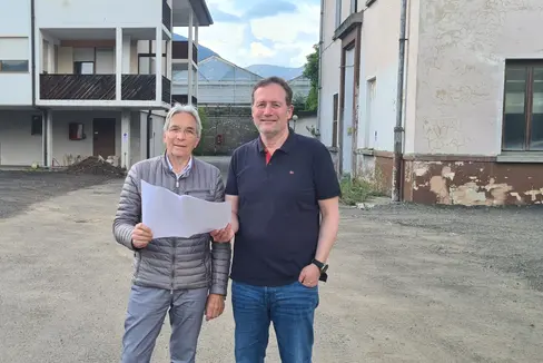 L'assessore Massimo Bessone insieme a Giorgio Fidanzi, presidente del Club Anziani, una delle associazioni che hanno ricevuto provvisoriamente spazi in disuso all'interno dell'ex caserma militare Reatto (Foto: ASP)