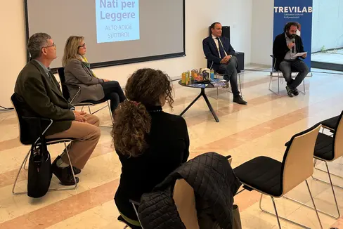 Un momento della presentazione al Centro Trevi di Bolzano del programma che promuove, anche in Alto Adige, la lettura ad alta voce fin dalla più tenera età (Foto: ASP/Gabriel Marciano)