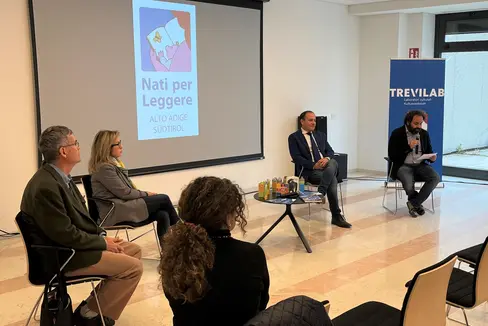 Un momento della presentazione al Centro Trevi di Bolzano del programma che promuove, anche in Alto Adige, la lettura ad alta voce fin dalla più tenera età (Foto: ASP/Gabriel Marciano)