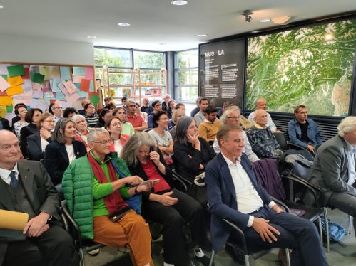 Danter na bela cornisc de publich, tl Museum Ladin de San Martin de Tor, él sté incö la presentaziun dl dizionar online Ladin-Deutsch y Deutsch-Ladin de Giovanni Mischí. (Foto: USP/Intendënza y Cultura ladina)