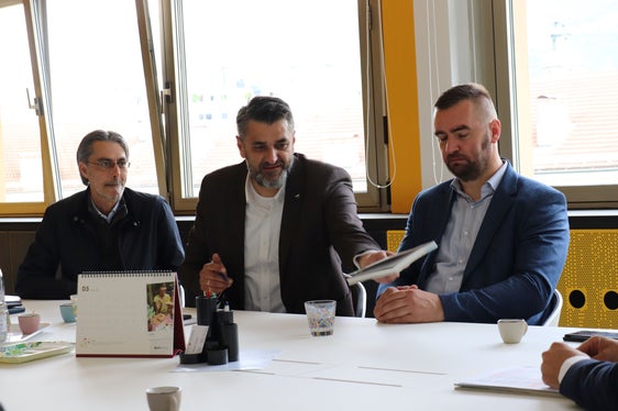 Emir Suljagic (Mitte) legt Wert auf Zusammenarbeit und appelliert an alle, auf der Bildungsebene Präventionsarbeit zu machen, um weiter Völkermorde wie vor 30 Jahren in Srebrenica zu verhindern. (Foto: LPA/gm)