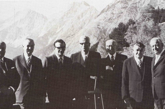 Gründungsfoto: 1972 wurde in Mösern in Tirol die Arge Alp gegründet, im Bild auf der Terrasse des Inntalerhofes, (v.l.) der Landesamtsdirektor von Salzburg, Alfred Edelmayer, der Landesamtsdirektor von Vorarlberg, Elmar Grabherr, der Präsident der Region Lombardei, Piero Basetti, der Landeshauptmann von Südtirol, Silvius Magnago, der Präsident der Regierung von Graubünden, Guisep Casaultr, der Landeshauptmann von Tirol, Eduard Wallnöfer und der Bayerische Ministerpräsident Alfons Goppel. (Foto: Land Tirol)