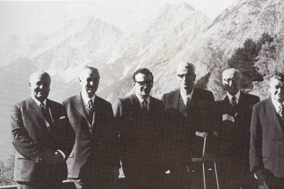 Gründungsfoto: 1972 wurde in Mösern in Tirol die Arge Alp gegründet, im Bild auf der Terrasse des Inntalerhofes, (v.l.) der Landesamtsdirektor von Salzburg, Alfred Edelmayer, der Landesamtsdirektor von Vorarlberg, Elmar Grabherr, der Präsident der Region Lombardei, Piero Basetti, der Landeshauptmann von Südtirol, Silvius Magnago, der Präsident der Regierung von Graubünden, Guisep Casaultr, der Landeshauptmann von Tirol, Eduard Wallnöfer und der Bayerische Ministerpräsident Alfons Goppel. (Foto: Land Tirol)