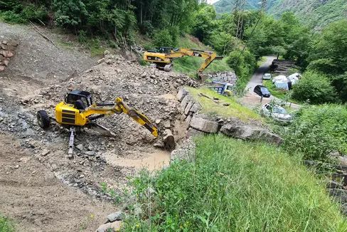 Nach einem unwetterbedingten Murgang im Streitmoserbach oberhalb von Blumau ist die Wildbachverbauung mit Aufräumarbeiten befasst, um die Schutzfunktion des Rückhaltebeckens wieder herzustellen. (Foto: LPA/Landesamt für Wildbach- und Lawinenverbauung Süd)