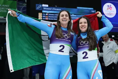 Andrea Vötter e Marion Oberhofer festeggiano la medaglia d'oro olimpica conquistata lungo il budello del Cortina Sliding Center (Foto: Milano Cortina 2026)