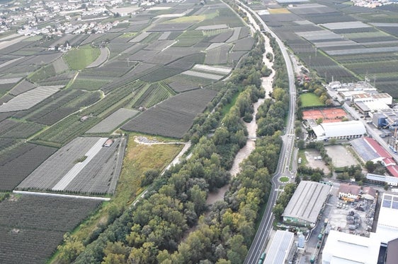 Das Landesamt für Wildbachverbauung Süd hat die Arbeiten zum Umbau der beiden Konsolidierungssperren oberhalb der Pegelmessstelle Lana in der Falschauer angefangen. (Foto: LPA/Landesamt für Wildbach- und Lawinenverbauung Süd)