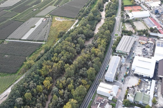 Das Landesamt für Wildbachverbauung Süd hat die Arbeiten zum Umbau der beiden Konsolidierungssperren oberhalb der Pegelmessstelle Lana in der Falschauer angefangen. (Foto: LPA/Landesamt für Wildbach- und Lawinenverbauung Süd)