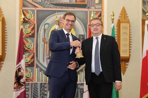 Il passaggio di consegne tra il presidente della Provincia autonoma di Trento Maurizio Fugatti (a destra) e il presidente del Land Vorarlberg Markus Wallner (Foto: Juliet Astafan/Ufficio stampa Provincia autonoma di Trento)