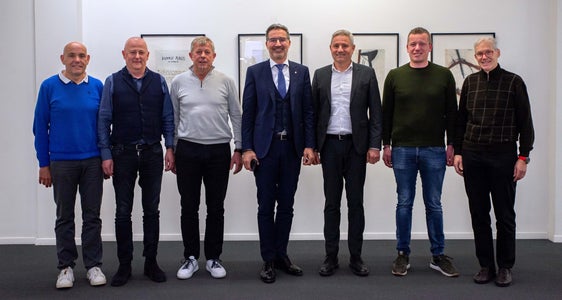 Vorstand des Landesverbandes der Freiwilligen Feuerwehren Südtirols bei Landeshauptmann Kompatscher (im Zentrum): (v. l.) Vorstandsmitglieder Roman Horrer, Martin Künig, Konrad Unterthiner, Verbandspräsident Wolfram Gapp, Stellvertreter Peter Hellweger und Verbandsdirektor Christoph Oberhollenzer (Foto: LPA/Greta Stuefer)